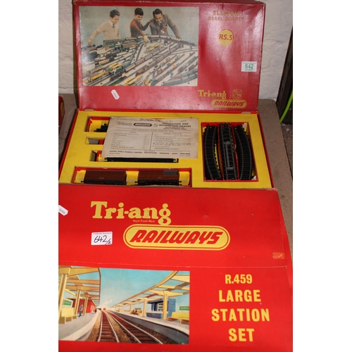 642 - Triang Railways RS.5 train set together with a R.459 Large Station Set (2).