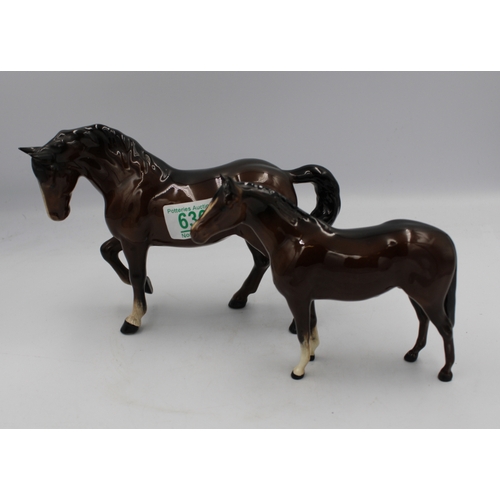 636 - Beswick stocky jogging mare together with another Beswick horse, both in brown gloss (2).