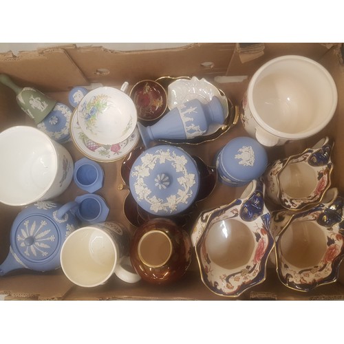 628 - A mixed collection of ceramic items to include Wedgwood jasper ware items, Carlton Ware and Masons (... 