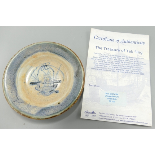 276 - The Treasure of Tek Sing small blue white chinese small dish, diameter 10cm