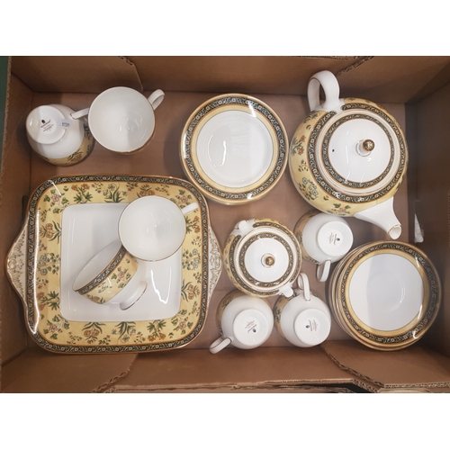 504 - Wedgwood India pattern tea ware items to include teapot, 7 cups, 6 saucers, 6 side plates, cake plat... 