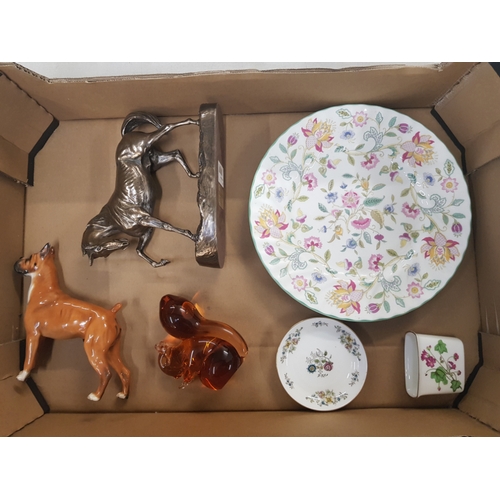 581 - A mixed collection of items to include Heredities Arab Stallion, Royal Doulton Warlord Boxer, Wedgwo... 