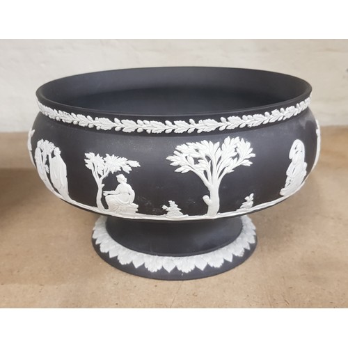 582 - Wedgwood Black Jasperware footed fruit bowl (20cm in diameter)