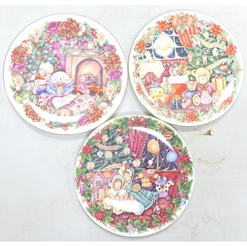 661 - Royal Doulton Jane James Christmas Patterned wall plates, diameter 21cm(3)