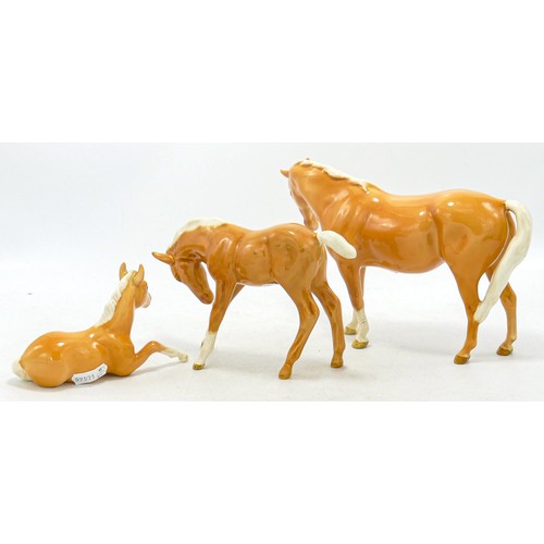 663 - Beswick Palomino mare 1812, large foal 947 & Foal 1817. (3)