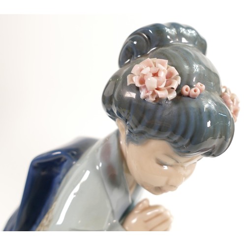 848 - Two Lladro figurines of Geisha Girls. Height of tallest approx 30cm. Slight Damage to one figure on ... 