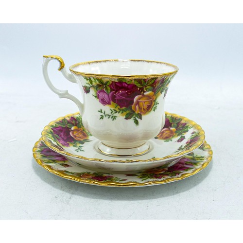 1043 - A collection of Royal Albert Old Country Rose patterned tea & dinner ware to include - dinner plates... 