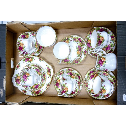 1043 - A collection of Royal Albert Old Country Rose patterned tea & dinner ware to include - dinner plates... 