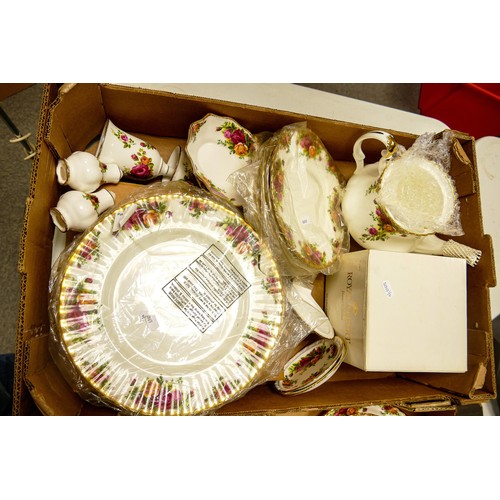 1043 - A collection of Royal Albert Old Country Rose patterned tea & dinner ware to include - dinner plates... 