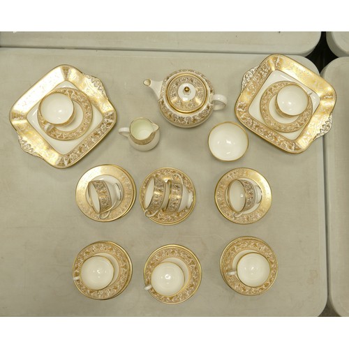 1071 - Wedgwood Gold Florentine patterned 34 piece tea set.