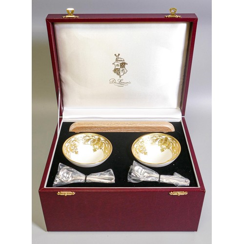 1084 - De Lamerie Empress pattern dip bowl gift set in impressive leather box, with silver spoons.