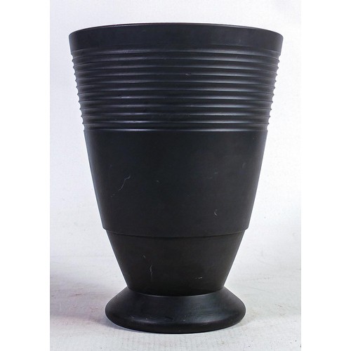 1324 - Wedgwood Art Deco large Keith Murray Black Basalt vase, unsigned, upper rim chip & one in banding - ... 