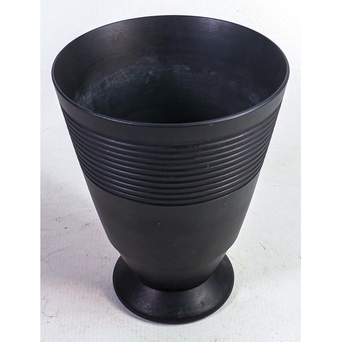 1324 - Wedgwood Art Deco large Keith Murray Black Basalt vase, unsigned, upper rim chip & one in banding - ... 