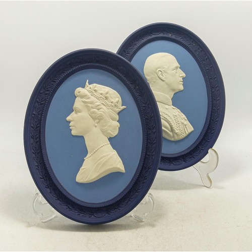 1327 - Wedgwood boxed tri-colour Silver Jubilee wall plaques, each 22.5cm, limited edition.