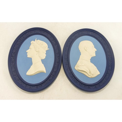 1327 - Wedgwood boxed tri-colour Silver Jubilee wall plaques, each 22.5cm, limited edition.