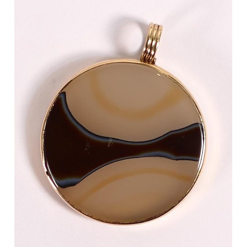 1867 - Agate round pendant in 9ct gold mount, diameter 3.75cm.