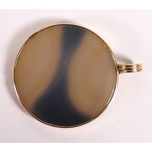 1867 - Agate round pendant in 9ct gold mount, diameter 3.75cm.