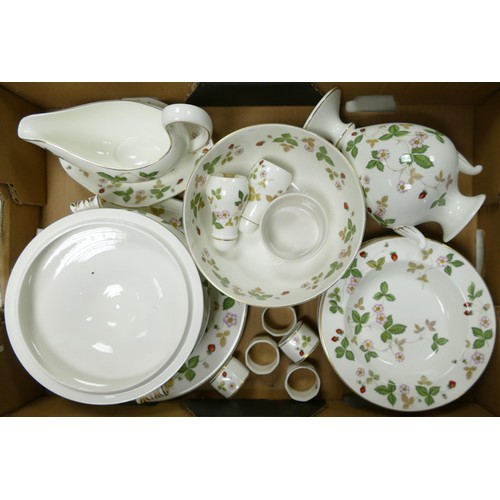 1081 - A collection of Wedgwood Wild Strawberry patterned dinner ware to include - tureen, gravy boat, plat... 