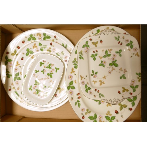 1081 - A collection of Wedgwood Wild Strawberry patterned dinner ware to include - tureen, gravy boat, plat... 