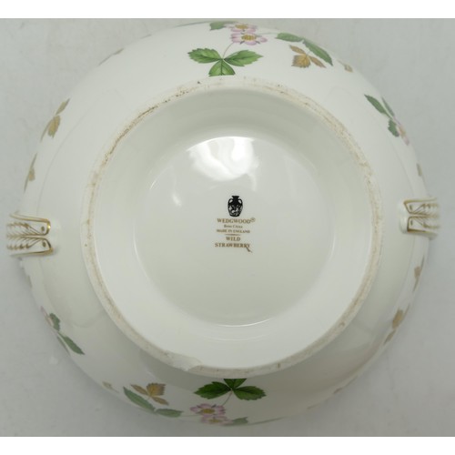 1082 - Large Wedgwood Wild Strawberry patterned soup tureen, diameter 28cm.