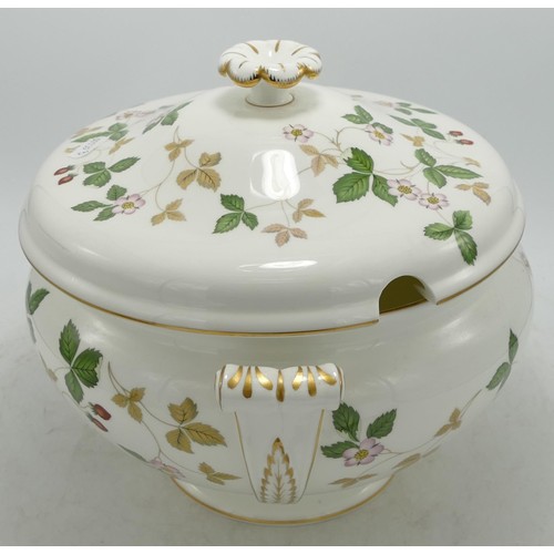 1082 - Large Wedgwood Wild Strawberry patterned soup tureen, diameter 28cm.