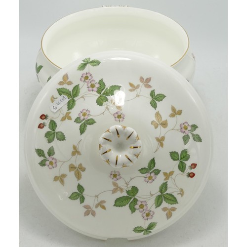 1082 - Large Wedgwood Wild Strawberry patterned soup tureen, diameter 28cm.