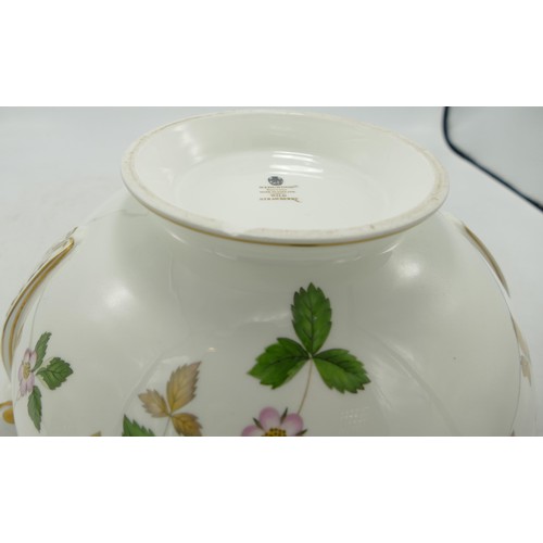 1082 - Large Wedgwood Wild Strawberry patterned soup tureen, diameter 28cm.