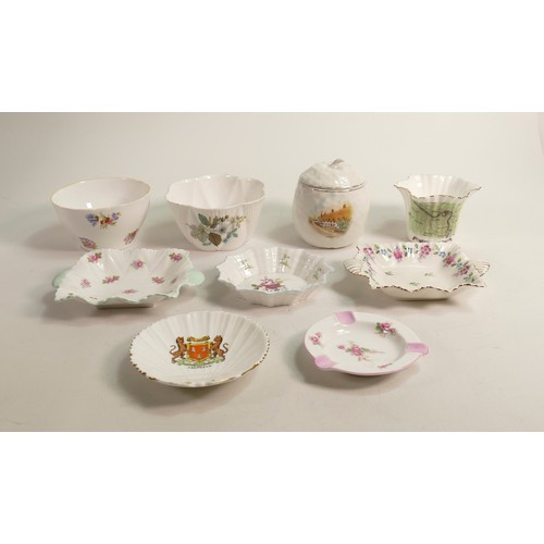 1031 - Shelley miscellaneous pieces including 4 pin dishes, 2 x rectangular, 1 x round, 1 x shell shape, sm... 