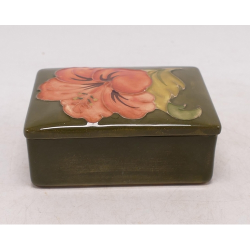 478 - Moorcroft trinket box with lid in the magnolia pattern, 9.5cm wide.