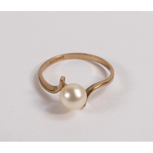 678 - 9ct gold ring set with a pearl, size P,1.6g.