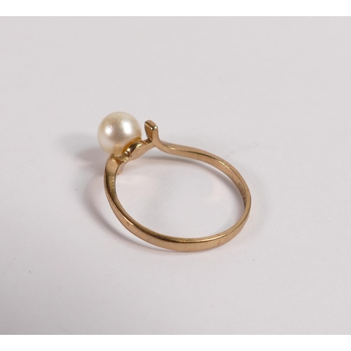 678 - 9ct gold ring set with a pearl, size P,1.6g.