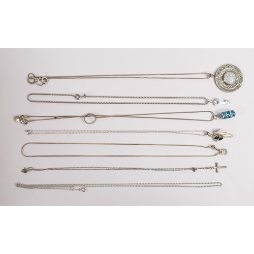 698 - A collection of silver jewellery including necklaces, pendants etc, 31.2g.