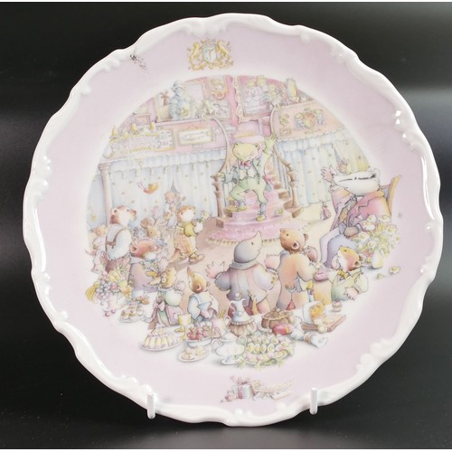 424 - A collection of Royal Doulton Wind in The Willows patterned plates, two with colour standard or Chri... 