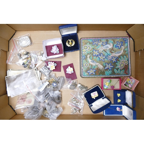 800 - A collection of items including old postcards,military cap badges, coins, badges, floral brooches et... 