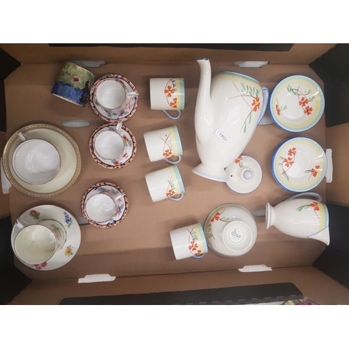 56 - Mixed Collection of Royal Doulton, to include V1309 pattern part coffee set together with other Roya... 