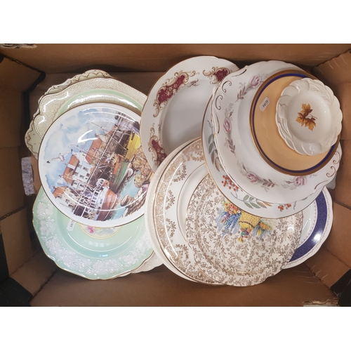 452 - A collection of wall cabinet and cake plates to include spode, paragon etc (1 tray)