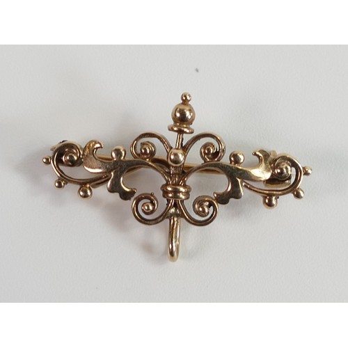 691 - 9ct gold ornate brooch, 2.9g.