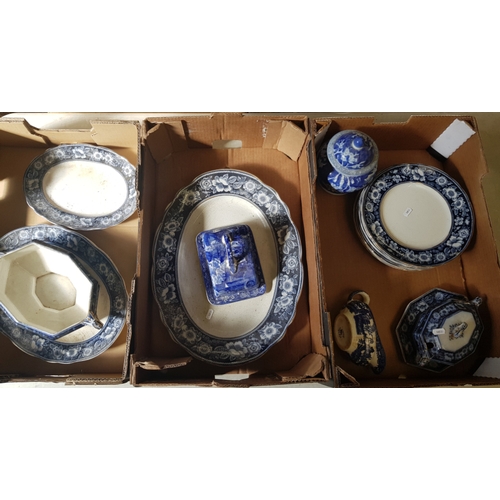 49 - A mixed collection of early 20th century blue and white dinner ware to include Oval platters, dinner... 