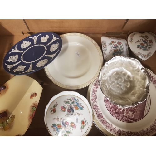 12 - A mixed collection of ceramic items to include Kutani Crane trinket boxes, jasperware wall plate, Ay... 