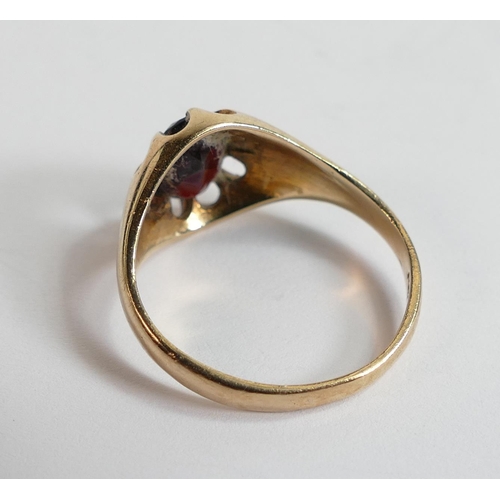 639 - 9ct gold garnet ring, size S,3.9g.