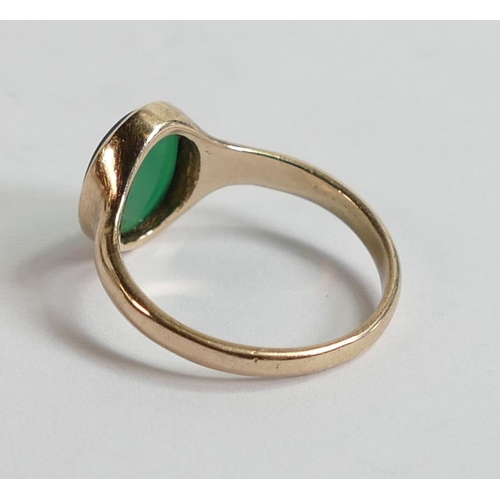 647 - 9ct gold ring set with oval green stone,size M, 2.6g.