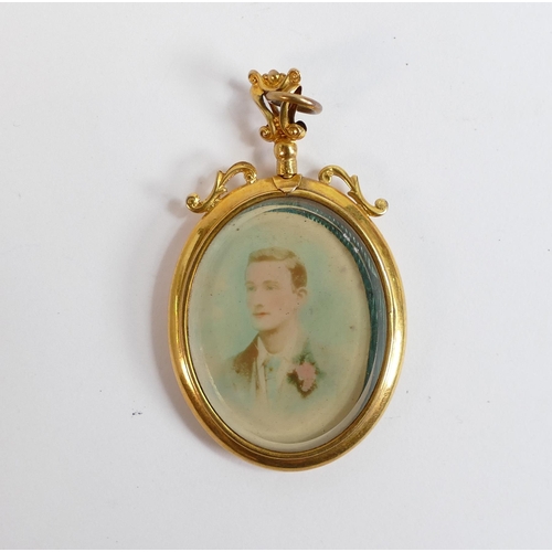 674 - Victorian 9ct gold oval portrait pendant, gross weight 15.8g, h.5.25cm.