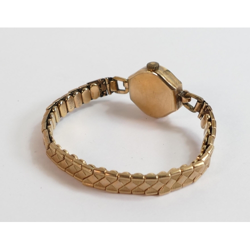 688 - Ladies 9ct gold wristwatch with gold plated expandable bracelet.