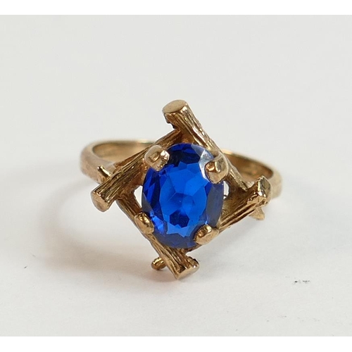 810 - 9ct gold ring set with oval blue stone, size N, 3.8g.