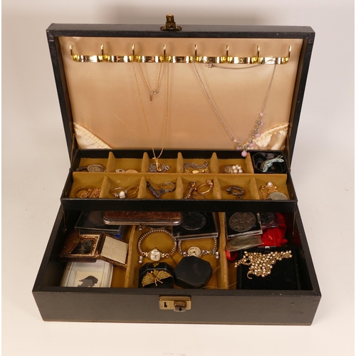 812 - A collection of vintage costume jewellery including watches, rings, brooches, pendants, commemorativ... 