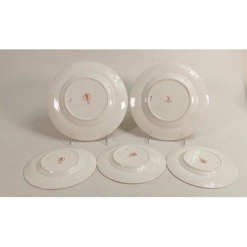 225 - Royal Crown Derby 2451 patterned 22cm, 21cm & 16cm cabinet plates (5)