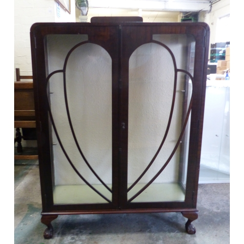 567 - Mahogany dark veneer glazed china cabinet on ball and claw feet (shelves present)