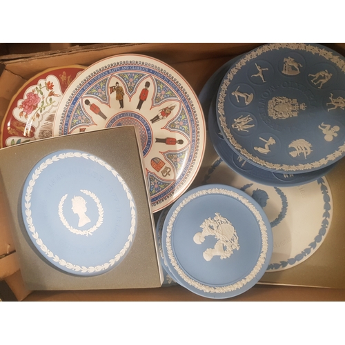 565 - A collection of Wedgwood decorative plates with blue on white examples together with 6 masons Christ... 