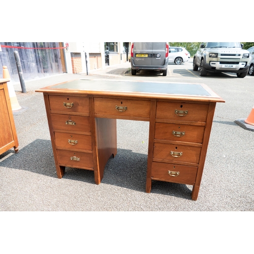 499 - Leather top early 20th Century oak desk with 9 drawers. 122cm wide, 77cm high, 61cm deep