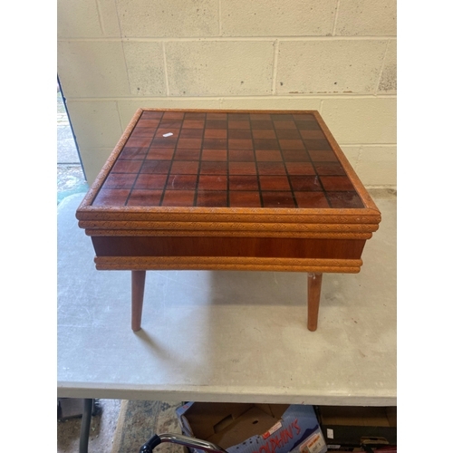 100B - Mid century low chess table with a set of resin chess pieces in fitted internals, height of tallest ... 